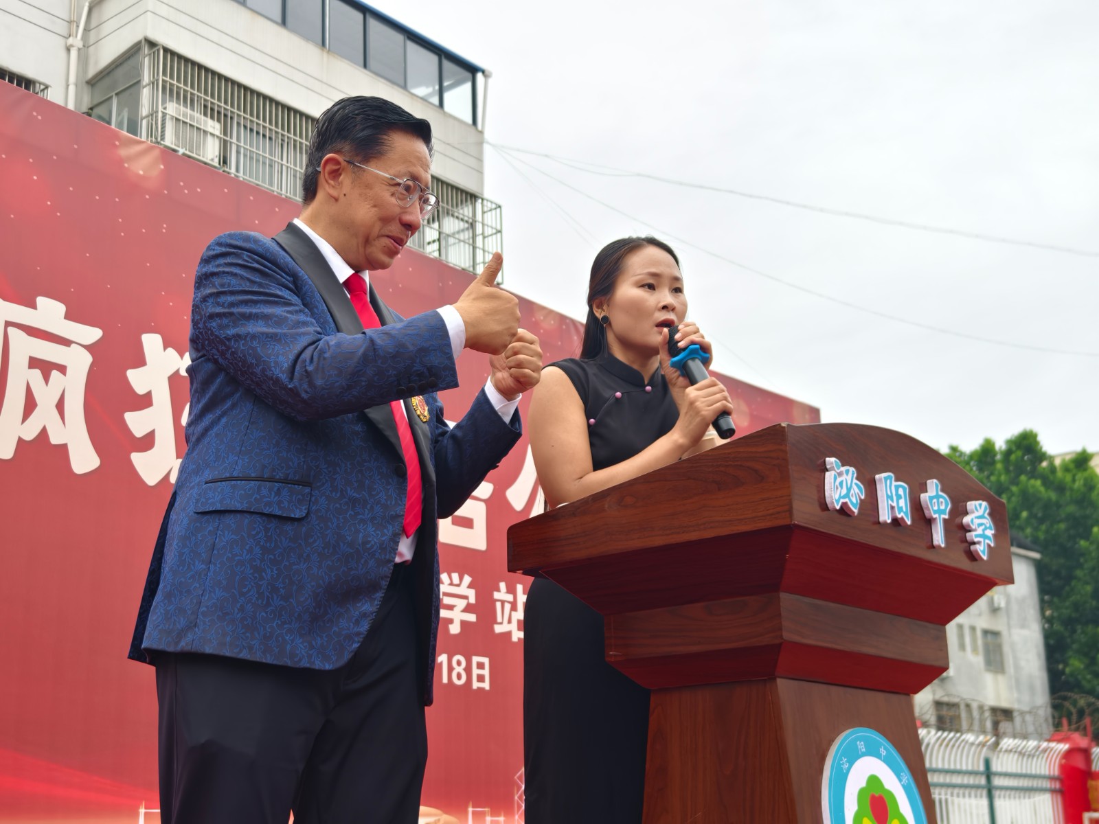 6月18日，疯狂英语李阳老师莅临泌阳县泌阳中学！