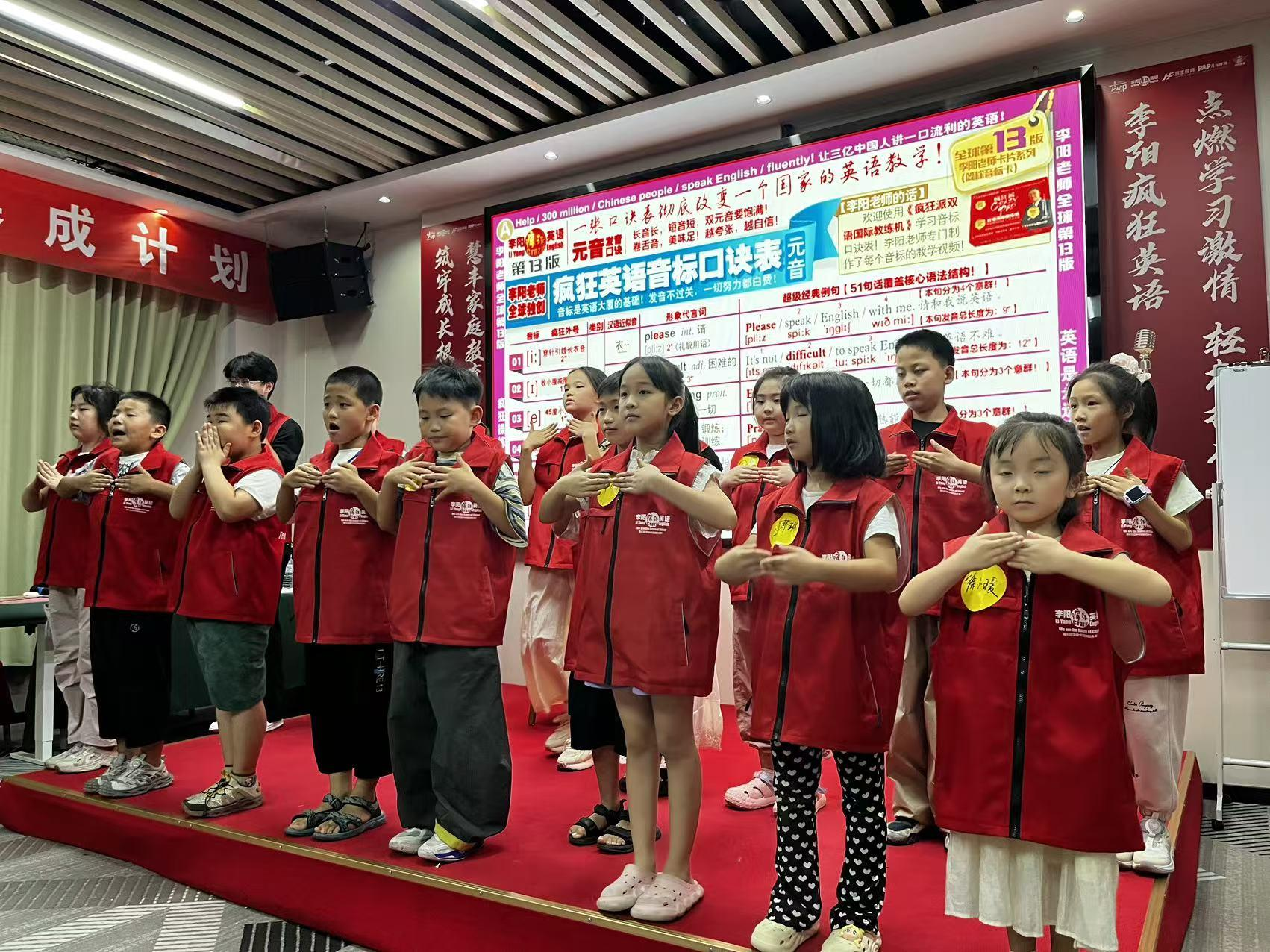 疯狂英语周末营郑州管城站结营｜总部全程赋能陪跑，学员从不敢开口到自信登台